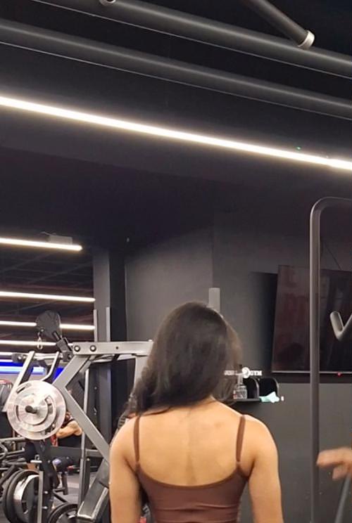 Treino de musculação em academia, em Gama/DF